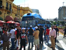 Esta tarde, locatarios bloquearon Javier Mina y la Calzada Independencia para mostrar su inconformidad del ambulantaje en la zona.  /