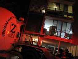 Bomberos de Guadalajara atendieron el accidente, actualmente valoran daños estructurales en la finca tras la explosión.  /