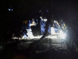 .La policía investigadora de Japón analiza los restos de los proyectiles artesanales. AFP /
