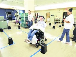 Jason DiSanto, de 39 años, es uno de los primeros pacientes con lesiones de la médula espinal en probar el sistema. AP /