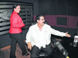 Manuel Zelaya no acepta la derrota de su partido en las elecciones. Aquí, con su esposa Xiomara Castro, quien perdió por cinco puntos. AP /