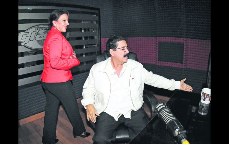 Manuel Zelaya no acepta la derrota de su partido en las elecciones. Aquí, con su esposa Xiomara Castro, quien perdió por cinco puntos. AP /