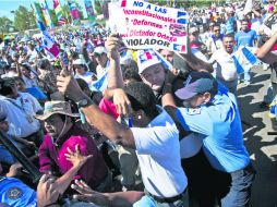 Frente a la Asamblea Nacional, los inconformes repudiaron la pretensión de instalar un poder unipersonal, total y permanente. AP /