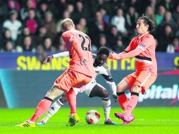 El tapatío del Valencia, Andrés Guardado (der), inició como titular y jugó todo el partido como lateral izquierdo ante el Swansea City. AP /