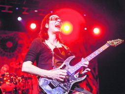 Vai se presentó en Guadalajara como parte de la gira The Story of Light Tour 2013. ESPECIAL /