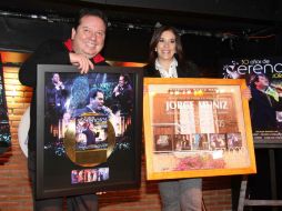 Jorge 'Coque' Muñiz recibió doble disco de oro por las altas ventas de sus recientes álbumes. SUN /