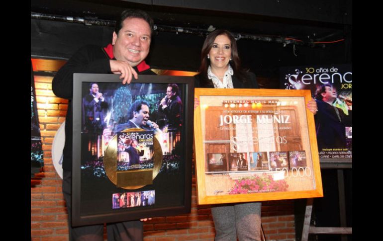 Jorge 'Coque' Muñiz recibió doble disco de oro por las altas ventas de sus recientes álbumes. SUN /
