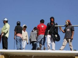 Los enfrentamientos se dieron entre miembros de la Sección 22 y padres de familia. ARCHIVO /