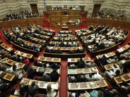 La agencia calificadora considera que la economía griega retomará su crecimiento a partir de 2015. ARCHIVO /