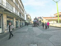Debido a la presencia de policías e inspectores, el banquetón ubicado frente al Mercado Libertad lució sin los puestos ambulantes.  /