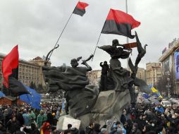 Decenas de personas participan ondean banderas en una manifestación a favor de la integración en la Unión Europea. EFE /