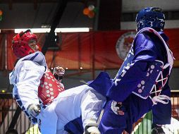 El taekwondoín Elías Obed González (D) en un enfrentamiento ante Yu Shen de China durante la Copa del Mundo de la especialidad. ARCHIVO /