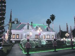 Plagado de luces de colores, en los árboles, los senderos, los arbustos, las paredes y cualquier rincón donde se pueda poner un foco.  /