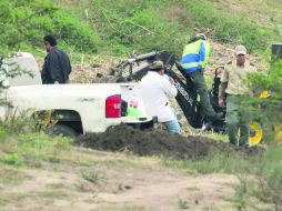 Peritos del Instituto Jalisciense de Ciencias Forenses, agentes federales y de otras corporaciones laboran en la zona.  /