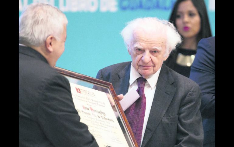 Bonnefoy comenzó a amar la literatura leyendo en la biblioteca de su abuelo, hoy es uno de los poetas más relevantes en lengua francesa  /