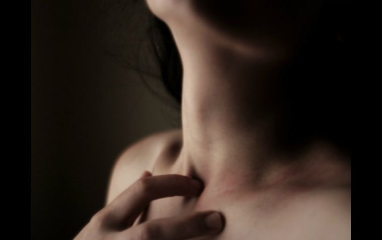 Es importante prestar atención a cualquier abultamiento en el cuello para detectar el bocio. ESPECIAL /