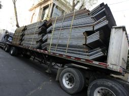 Varios trailers cargados con vallas metálicas rodearon las instalaciones de SEGOB y se preparan para las manifestaciones. ARCHIVO /
