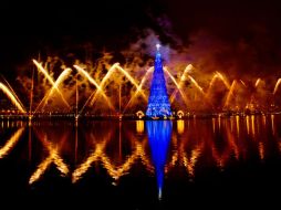 Fuegos artificiales se encienden durante la inauguración de la decimoctava edición del árbol flotante de Navidad más grande. EFE /