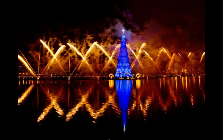 Fuegos artificiales se encienden durante la inauguración de la decimoctava edición del árbol flotante de Navidad más grande. EFE /
