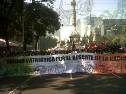 Integrantes de la CNTE, del SME y otras organizaciones sociales se preparan para salir del Ángel de la Independencia. ESPECIAL /