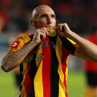 Follé demuestra amor a la camiseta de Leones Negros