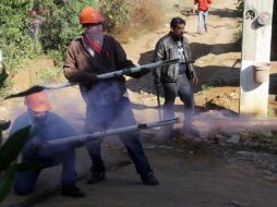 Aspectos del enfrentamiento donde la CNTE tomó tres planteles ocupados por padres de familia e integrantes del SNTE. ARCHIVO /