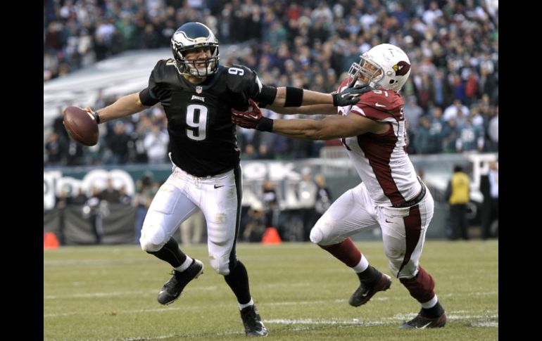 Nick Foles (9) sigue sin cometer errores y liderando a las Águilas hacia la victoria. AP /