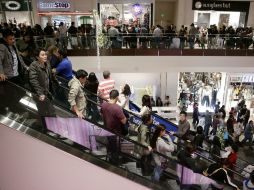 Aspecto de un centro comercial en California durante el 'Viernes Negro'. ARCHIVO /