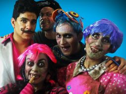 Rosa y Azul, los miembros de la familia zombi, se preguntan por qué su mamá no los deja intercambiar juguetes.  /