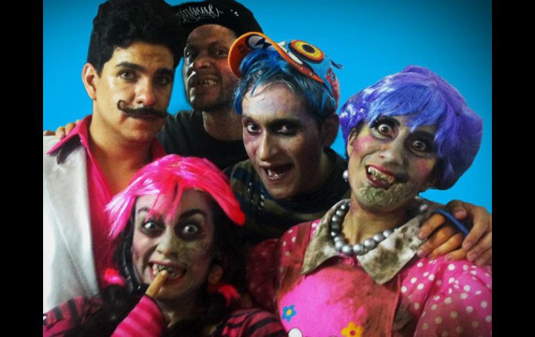 Rosa y Azul, los miembros de la familia zombi, se preguntan por qué su mamá no los deja intercambiar juguetes.  /