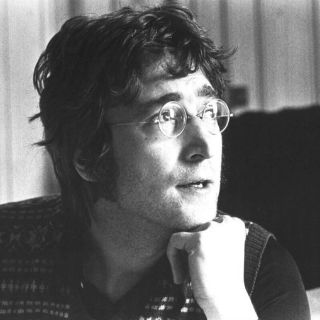 Venden dos fichas escolares de Lennon en casi 14 mil dólares