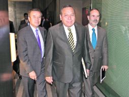 El líder del PRI César Camacho; PRD, Jesús Zambrano y del PAN, Gustavo Madero, al salir de una reunión. NTX /