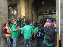 Los comerciantes se manifiestan en los ingresos del Palacio Municipal de Guadalajara.  /