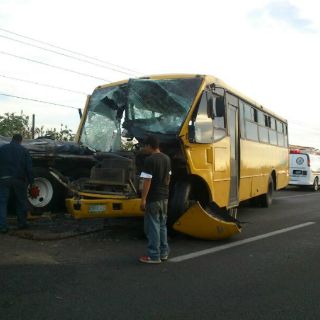 Accidente carretero deja 15 personas lesionadas
