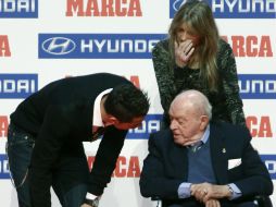 Dos leyendas del club Merengue platican, CR7 y Alfredo Di Stéfano. EFE /