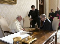 El primer ministro israelí, Benjamin Nentanyahu (d), conversa con el Papa Francisco durante una audiencia celebrada en el Vaticano. EFE /