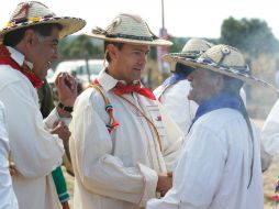 El Presidente Peña  entrega apoyos a indígenas de la zona de Mezquital-Huazamota. TOMADA DE presidencia.gob  /