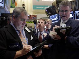 Wall Street vio frenadas las jornadas de ganancias en las que se establecieron nuevos récords en sus indicadores. ARCHIVO /