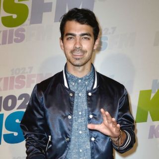 Cyrus y Lovato alentaron a Joe Jonas a fumar mariguana