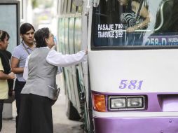 Aseguran que uno de los mayores problemas que padecen es al abordar y descender del camión. ARCHIVO /