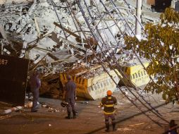 Bomberos y rescatistas de la zona comienzan a realizar labores de búsqueda de sobrevivientes. EFE /