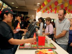 Los manifestantes de comida rápida piden que se les pague 15 dólares por hora. ARCHIVO /