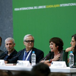 Quinteto de escritores comparten vivencias con los libros