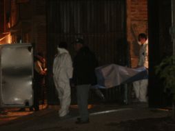 Personal del IJCF acudió al domicilio para iniciar con las investigaciones del caso.  /