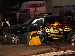 La patrulla se impactó en dos muros de contención. Los fallecidos fueron identificados como Ismael Flores y otro sólo como Rigo.  /