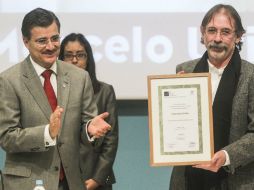 Ya con la medalla en el cuello y el diploma en la mano, Marcelo Uribe agradeció a los presentes.  /