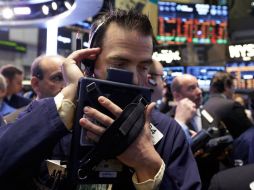 La baja de  de 43.54 puntos en el principal indicador de la bolsa fue resultado de las ventas el pasado fin de semana. ARCHIVO /