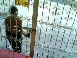 El propietario de la casa asegura que al quitar el candado, el ladrón planeaba regresar a robar su casa por la noche. ESPECIAL /