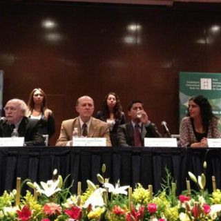 Debaten sobre descontento ciudadano ante democracias