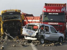 Varios vehículos permanecen destrozados en la escena de un accidente en la autopista A19, cerca de la localidad de Zonnebeke. ARCHIVO /